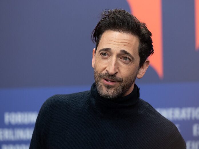 Halle Berry Kisses Adrien Brody at Oscars