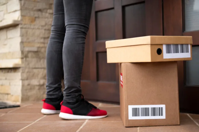 Amazon Delivery Driver's Unusual Anti-Theft Measure: Throws Parcel into Tree to Outsmart 'Porch Pirates'